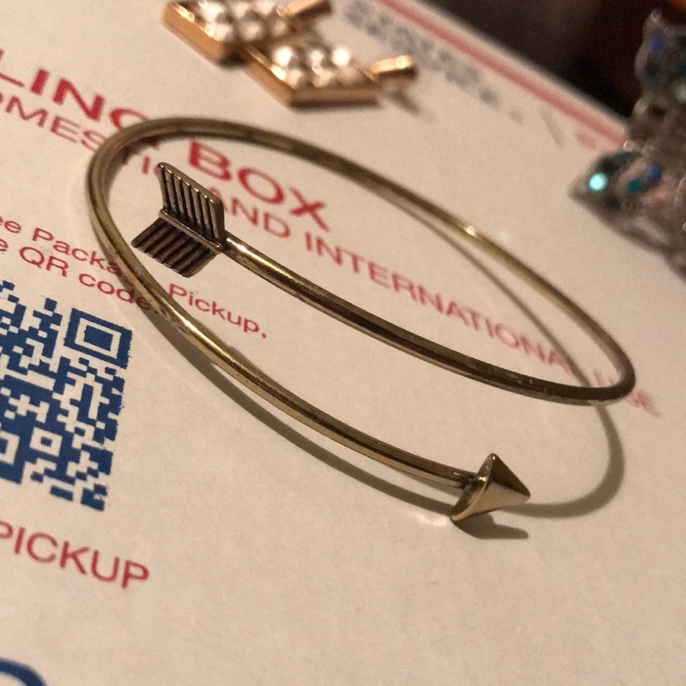 Adjustable arrow bangle